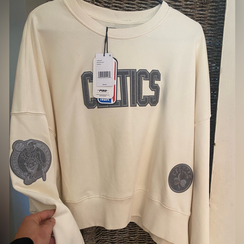 NBA Boston celtics embroidered crewneck , relaxed fit women’s size L